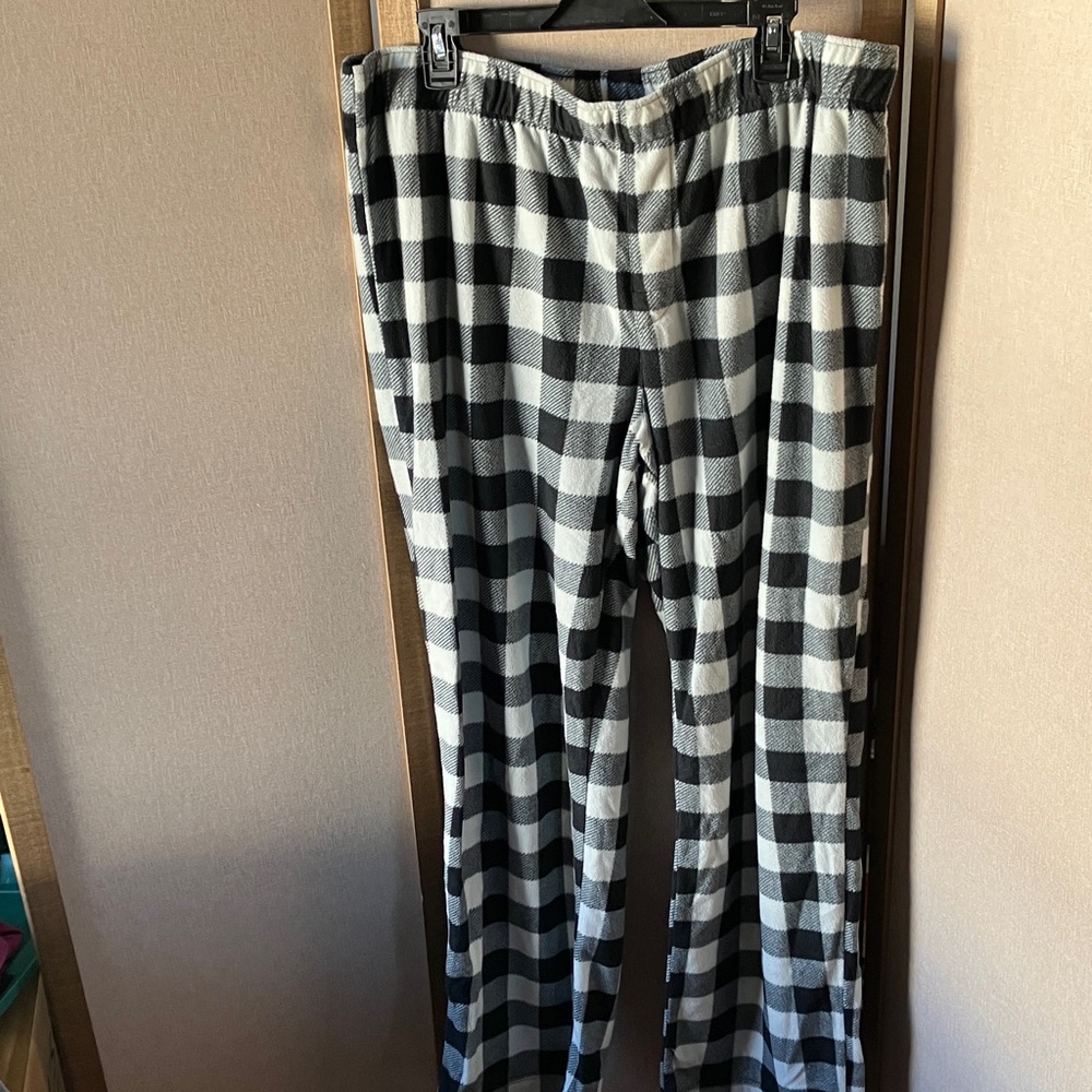 FINAL MARKDOWN Wondershop Black and White Plaid sleep slacks unisex xl